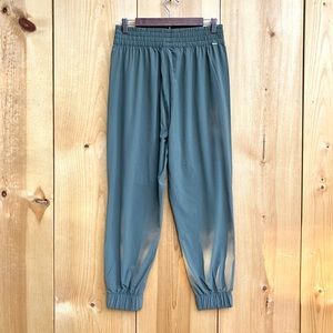 Vuori Women’s Sage Green Joggers Sz Medium